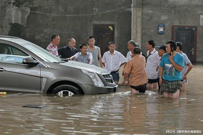 这回知道该买油车还是电车了吧暴雨洪水冲走大量汽车网友：