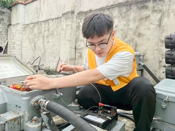 奋斗中绽放青春之花在