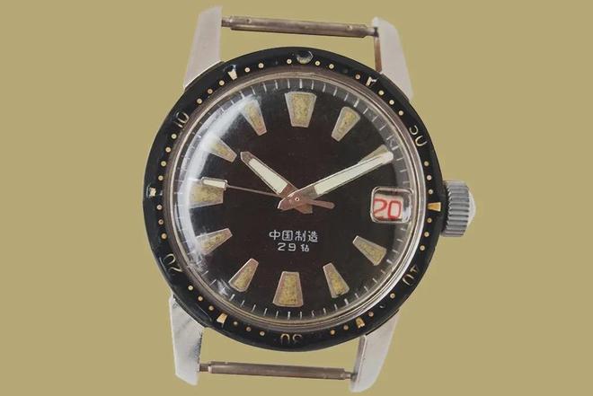 潜水表就是我一直在等的“国产小黑盾”终于等到了它的复刻！5k不到这块新品(图6)